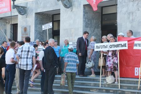 «Путин, верни льготы и забери Меркушкина!». Коммунисты провели пикет перед входом в Самарскую губернскую Думу