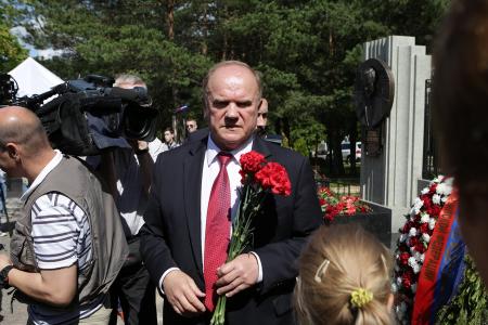 Г.А. Зюганов принял участие в открытии памятника Г.Н. Селезневу на Троекуровском кладбище Москвы