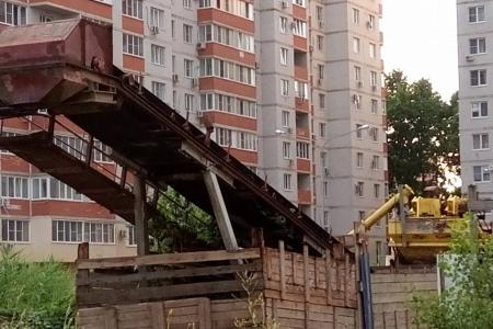 Краснодар. Депутат-коммунист Д.В. Коломиец поддержал требование граждан с улицы Черкасской о сносе разрушающегося «недостроя»