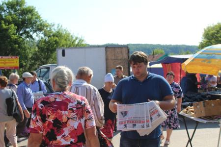 Пензенская область. Депутаты-коммунисты во главе с Георгием Камневым встретились с избирателями на рынке в селе Лопатино. Накануне полиция там задержала активистов КПРФ