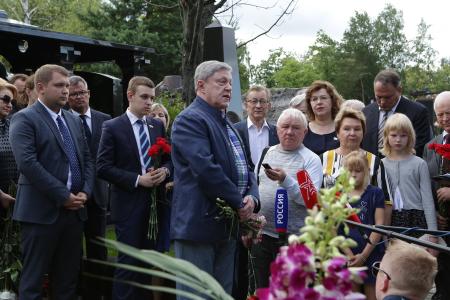 Г.А. Зюганов принял участие в открытии памятника Г.Н. Селезневу на Троекуровском кладбище Москвы