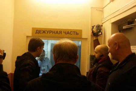 Московские коммунисты провели акцию у мэрии Москвы против беззакония на выборах, выстроившись в очередь для подачи заявлений