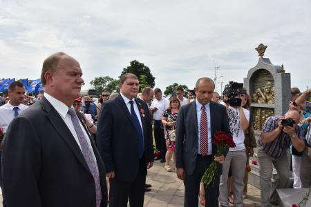 В первый день рабочего визита в Орловскую область Г.А. Зюганов встретился с горожанами и партийным активом, принял участие в чествовании ветеранов и открытии мемориального комплекса "Военная семья"