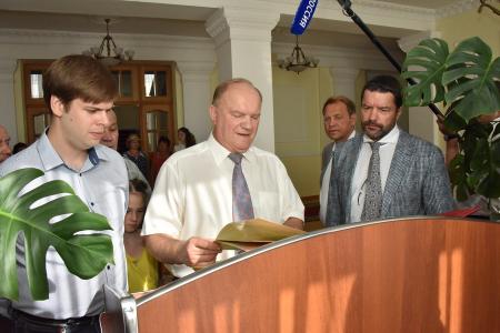 В первый день рабочего визита в Орловскую область Г.А. Зюганов встретился с горожанами и партийным активом, принял участие в чествовании ветеранов и открытии мемориального комплекса "Военная семья"