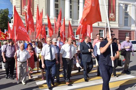В первый день рабочего визита в Орловскую область Г.А. Зюганов встретился с горожанами и партийным активом, принял участие в чествовании ветеранов и открытии мемориального комплекса "Военная семья"