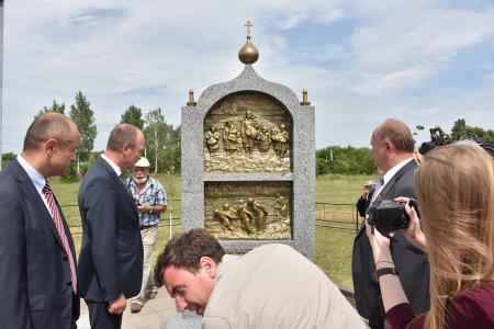 В первый день рабочего визита в Орловскую область Г.А. Зюганов встретился с горожанами и партийным активом, принял участие в чествовании ветеранов и открытии мемориального комплекса "Военная семья"