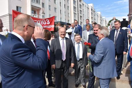 В первый день рабочего визита в Орловскую область Г.А. Зюганов встретился с горожанами и партийным активом, принял участие в чествовании ветеранов и открытии мемориального комплекса "Военная семья"