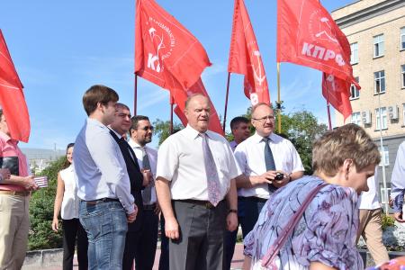 В первый день рабочего визита в Орловскую область Г.А. Зюганов встретился с горожанами и партийным активом, принял участие в чествовании ветеранов и открытии мемориального комплекса "Военная семья"