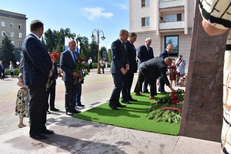 В первый день рабочего визита в Орловскую область Г.А. Зюганов встретился с горожанами и партийным активом, принял участие в чествовании ветеранов и открытии мемориального комплекса "Военная семья"