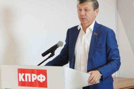 Дмитрий Новиков принял участие в работе Законодательного собрания Амурской области и провел встречу с коммунистами Благовещенска