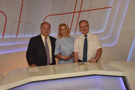 В первый день рабочего визита в Орловскую область Г.А. Зюганов встретился с горожанами и партийным активом, принял участие в чествовании ветеранов и открытии мемориального комплекса "Военная семья"