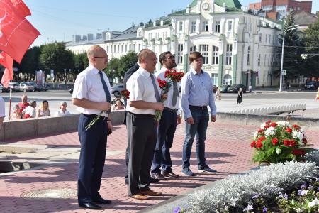 В первый день рабочего визита в Орловскую область Г.А. Зюганов встретился с горожанами и партийным активом, принял участие в чествовании ветеранов и открытии мемориального комплекса "Военная семья"