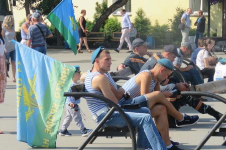«Пусть сегодня содрогнется весь империалистический мир!». А.Е. Локоть выступил на празднике десантников в Новосибирске