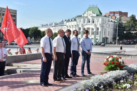 В первый день рабочего визита в Орловскую область Г.А. Зюганов встретился с горожанами и партийным активом, принял участие в чествовании ветеранов и открытии мемориального комплекса "Военная семья"
