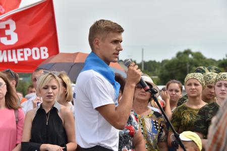 В первый день рабочего визита в Орловскую область Г.А. Зюганов встретился с горожанами и партийным активом, принял участие в чествовании ветеранов и открытии мемориального комплекса "Военная семья"