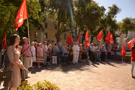 Астраханские коммунисты провели акцию в поддержку детей войны