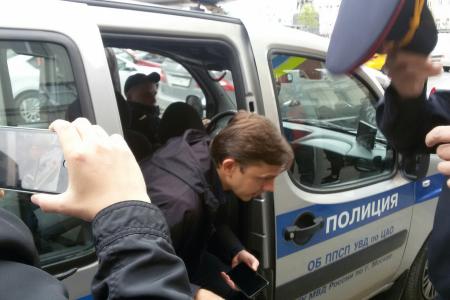 Московские коммунисты провели акцию у мэрии Москвы против беззакония на выборах, выстроившись в очередь для подачи заявлений