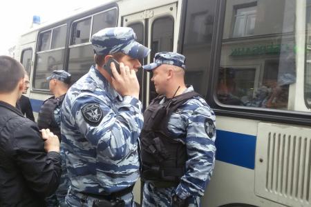 Московские коммунисты провели акцию у мэрии Москвы против беззакония на выборах, выстроившись в очередь для подачи заявлений