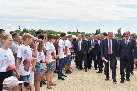 В первый день рабочего визита в Орловскую область Г.А. Зюганов встретился с горожанами и партийным активом, принял участие в чествовании ветеранов и открытии мемориального комплекса "Военная семья"