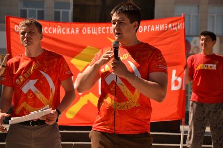 Астраханские коммунисты провели акцию в поддержку детей войны