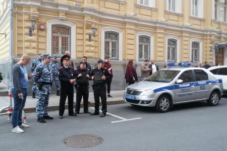 Московские коммунисты провели акцию у мэрии Москвы против беззакония на выборах, выстроившись в очередь для подачи заявлений
