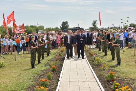 В первый день рабочего визита в Орловскую область Г.А. Зюганов встретился с горожанами и партийным активом, принял участие в чествовании ветеранов и открытии мемориального комплекса "Военная семья"