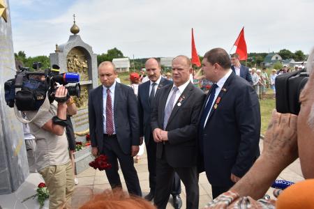 В первый день рабочего визита в Орловскую область Г.А. Зюганов встретился с горожанами и партийным активом, принял участие в чествовании ветеранов и открытии мемориального комплекса "Военная семья"
