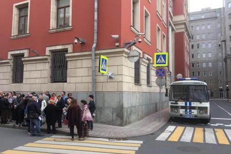 Московские коммунисты провели акцию у мэрии Москвы против беззакония на выборах, выстроившись в очередь для подачи заявлений