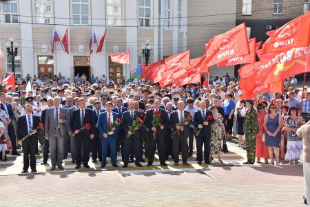 В первый день рабочего визита в Орловскую область Г.А. Зюганов встретился с горожанами и партийным активом, принял участие в чествовании ветеранов и открытии мемориального комплекса "Военная семья"