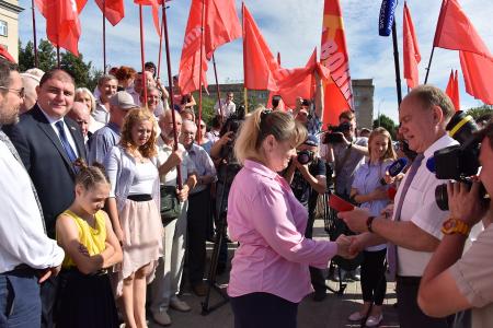 В первый день рабочего визита в Орловскую область Г.А. Зюганов встретился с горожанами и партийным активом, принял участие в чествовании ветеранов и открытии мемориального комплекса "Военная семья"