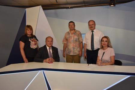 В первый день рабочего визита в Орловскую область Г.А. Зюганов встретился с горожанами и партийным активом, принял участие в чествовании ветеранов и открытии мемориального комплекса "Военная семья"