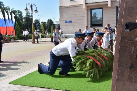 В первый день рабочего визита в Орловскую область Г.А. Зюганов встретился с горожанами и партийным активом, принял участие в чествовании ветеранов и открытии мемориального комплекса "Военная семья"