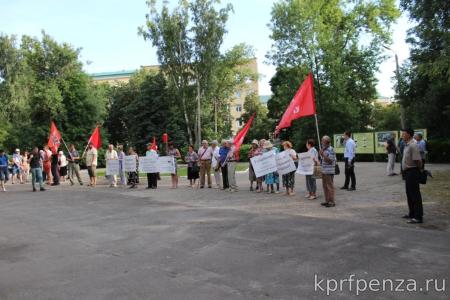 Активисты и сторонники КПРФ в Пензе вышли на защиту ДК Дзержинского от посягательств РПЦ