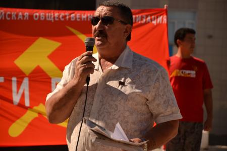 Астраханские коммунисты провели акцию в поддержку детей войны