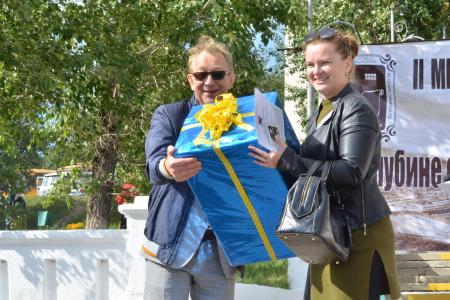 В.Г. Поздняков вручил гран-при победителям конкурсов II Межрегионального фестиваля «Во глубине сибирских руд…»
