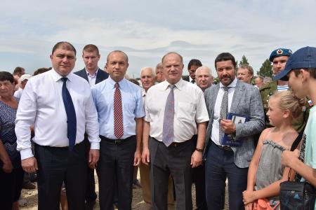 В первый день рабочего визита в Орловскую область Г.А. Зюганов встретился с горожанами и партийным активом, принял участие в чествовании ветеранов и открытии мемориального комплекса "Военная семья"