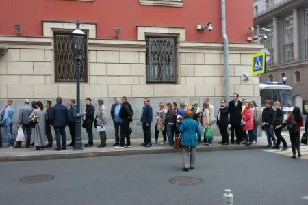 Московские коммунисты провели акцию у мэрии Москвы против беззакония на выборах, выстроившись в очередь для подачи заявлений