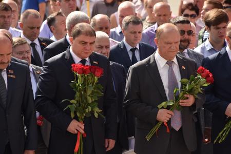 В первый день рабочего визита в Орловскую область Г.А. Зюганов встретился с горожанами и партийным активом, принял участие в чествовании ветеранов и открытии мемориального комплекса "Военная семья"