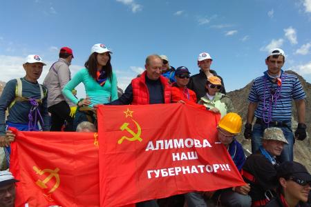 Коммунисты, покорившие Эльбрус, вернулись с Кавказа