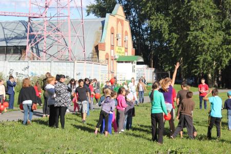 Комсомольцы Тюменской области организовали «веселые старты» для детей