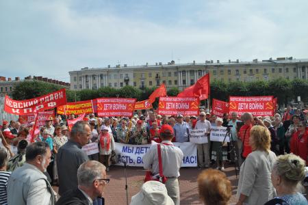 «Дети войны» на митинге в Петербурге потребовали государственной поддержки и защиты