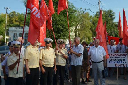 Антисоветизм в Севастополе не пройдёт: севастопольцы вышли на митинг против памятника примирению