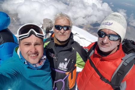 В честь 100-летия Октября. Наши на вершине. Более 300 спортсменов покорили Эльбрус