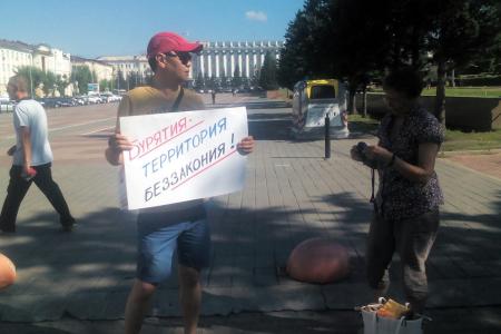 "Выборы - фикция!". В Улан-Удэ продолжаются пикеты против «выборов без выбора», в поддержку кандидата от КПРФ Вячеслава Мархаева.