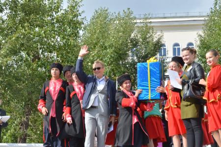 В.Г. Поздняков вручил гран-при победителям конкурсов II Межрегионального фестиваля «Во глубине сибирских руд…»