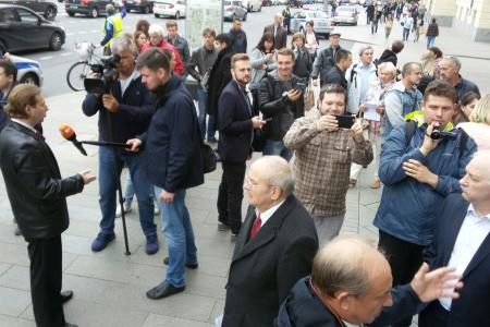 Московские коммунисты провели акцию у мэрии Москвы против беззакония на выборах, выстроившись в очередь для подачи заявлений