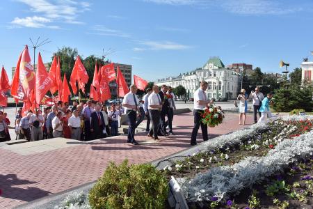 В первый день рабочего визита в Орловскую область Г.А. Зюганов встретился с горожанами и партийным активом, принял участие в чествовании ветеранов и открытии мемориального комплекса "Военная семья"
