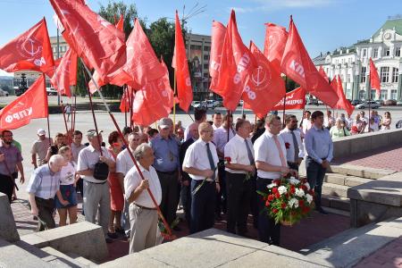В первый день рабочего визита в Орловскую область Г.А. Зюганов встретился с горожанами и партийным активом, принял участие в чествовании ветеранов и открытии мемориального комплекса "Военная семья"