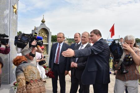 В первый день рабочего визита в Орловскую область Г.А. Зюганов встретился с горожанами и партийным активом, принял участие в чествовании ветеранов и открытии мемориального комплекса "Военная семья"