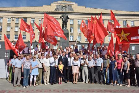 В первый день рабочего визита в Орловскую область Г.А. Зюганов встретился с горожанами и партийным активом, принял участие в чествовании ветеранов и открытии мемориального комплекса "Военная семья"